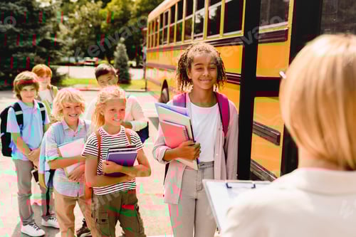Visualização: Professora contando grupo de crianças, alunos, crianças em idade escolar. Novo semestre de ano educacional
.