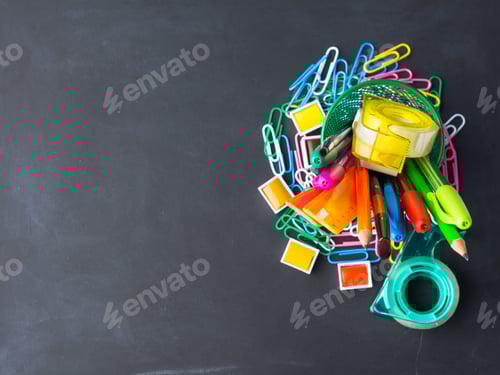 Visualização: Papelaria colorida: conceito de volta às aulas no escuro