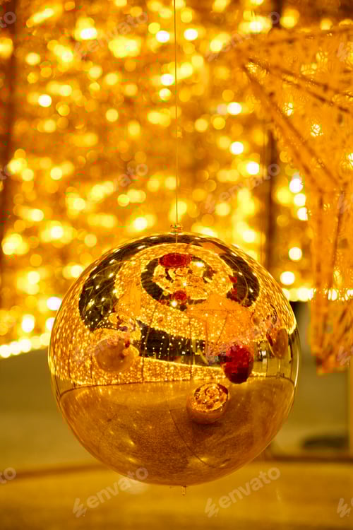 Preview: Christmas decoration of public space with large golden balls
