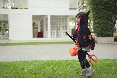 Preview: Happy Halloween! The cute little girl in Halloween costume