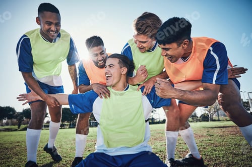 Vorschau: Fußballmannschaft, Spiel und Herren feiern gemeinsam auf einem Feld für Sport- und Fitnessgewinne. Glücklicher Mann, also