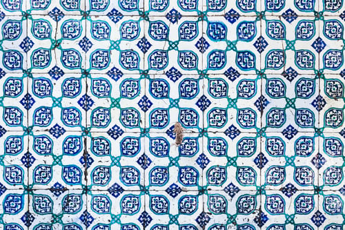 Preview: Seamless pattern white Turkish tiles with blue ornaments. Old surface texture, wall in mosque