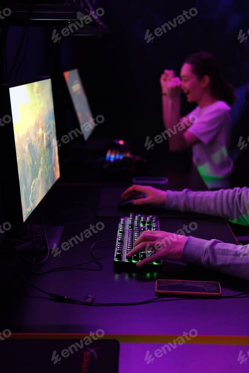 Preview: A guy and a girl play online games as a team