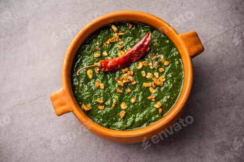 Preview: lasooni palak recipe or dhaba style garlic spinach curry, Indian main course served with naan