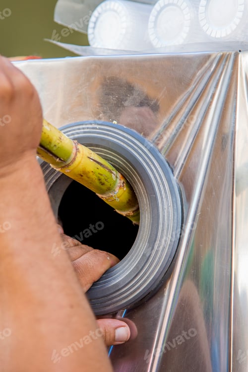 Preview: Sugar cane juice squeezes in Rabat, Morocco