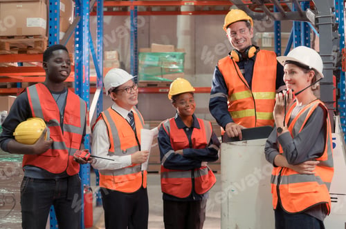 Preview: Managers, foremen and warehouse workers Consult together about getting the goods out