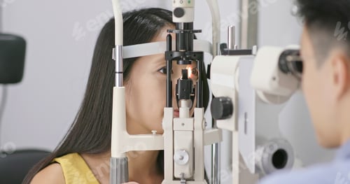Preview: Woman checking on eye in clinic
