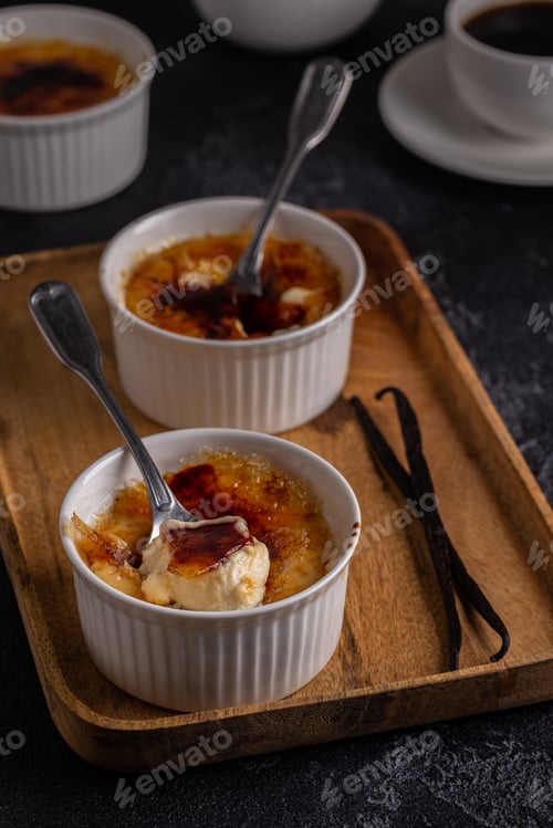 Preview: Creme brulee. French vanilla cream dessert with caramelised sugar.