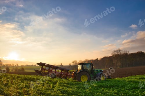 Visualização: Trator no pitoresco campo agrícola ao nascer do sol, agricultura em Maransart, Lasne, Bélgica