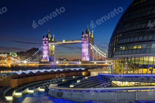 Preview: UK, London, City Hall and Tower Bridge at night