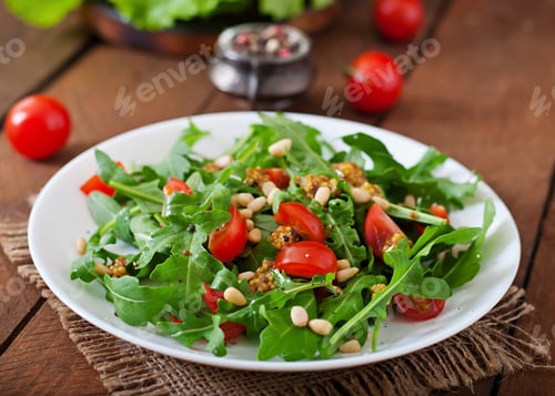 Preview: Salad with arugula, tomatoes and pine nuts