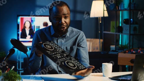 Preview: Influencer films DJ turntables unboxing