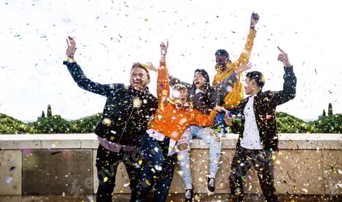 Visualização: Grupo de cinco jovens amigos se divertindo na festa ao ar livre