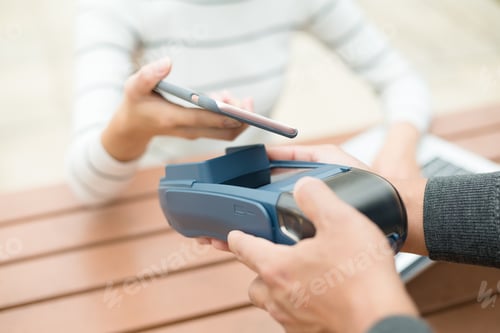 Preview: Paying with smartphone on pos terminal