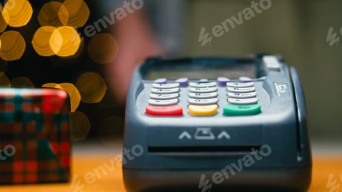 Preview: Paying A Small Gift For Black Friday With Credit Card