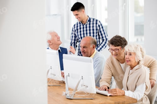 Preview: Seniors learning to use Internet