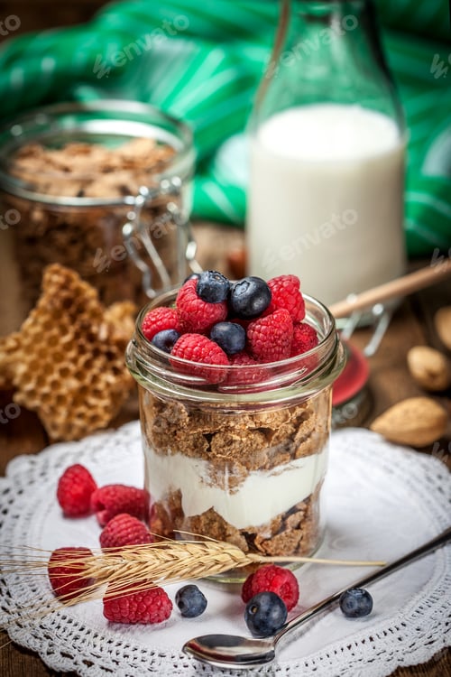 Preview: Muesli with yoghurt, raspberries and blueberrie.