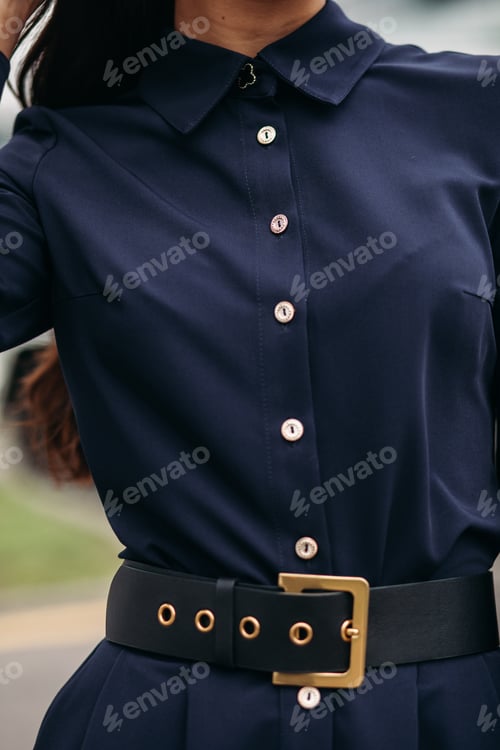 Preview: Cropped photo of young woman walking in the city