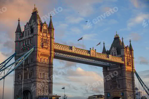 Preview: Scenic view of Tower Bridge at sunset in London, the UK