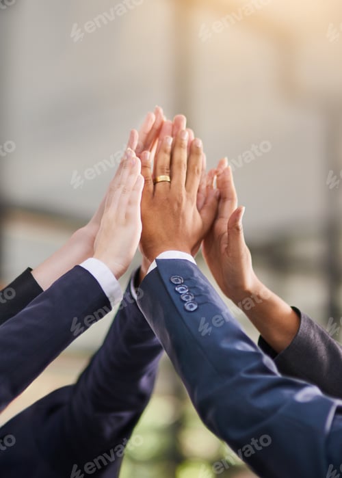 Vorschau: Wir haben es geschafft. Aufnahme einer Gruppe von Büroangestellten, die sich gegenseitig ein High Five geben.