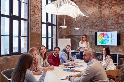 Preview: Businesswoman holding strategy presentation for colleagues in the office