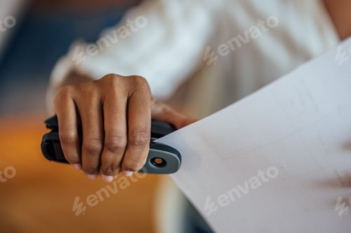 Preview: Stapler used by the businesswoman.