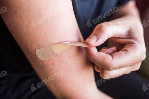 Preview: Close-up of man removing bandage
