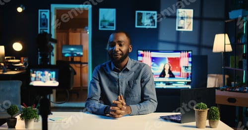 Preview: Influencer in studio broadcasts live