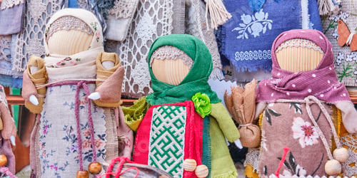 Preview: Little slavic folk rag dolls - amulets, closeup.