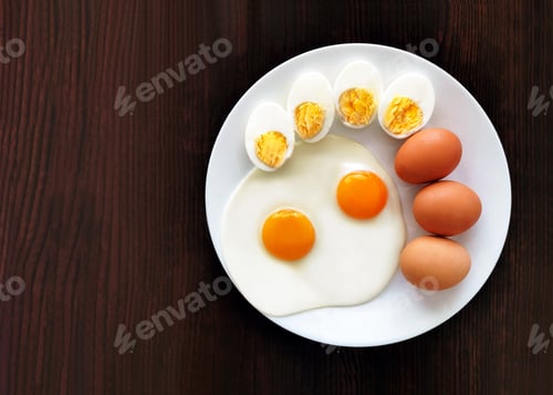 Visualização: Ovos crus, ovos cozidos e ovos fritos em um prato branco. Comida de cima. Foto plana com vista superior.