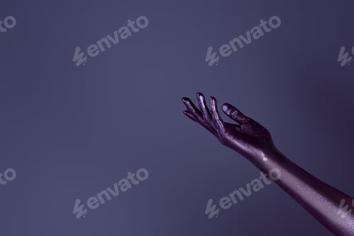 Preview: cropped view of female hand in ultra violet glitter, isolated on purple