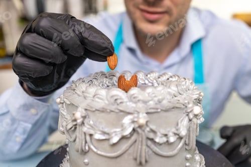 Visualização: Chef de pastelaria na cozinha decorando um bolo de chocolate, nozes, confeiteiro está decorando chocolate