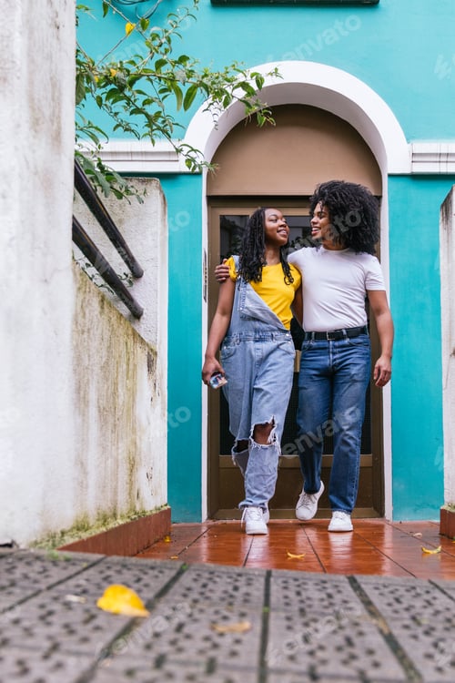 Aperçu: Joyful Latinx Friends Sharing a Moment on City Steps