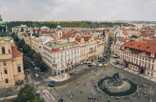 Vista previa: PRAGA, REPÚBLICA CHECA - 23 de julio de 2018: gente en la plaza del casco antiguo y hermoso paisaje urbano de Praga,
