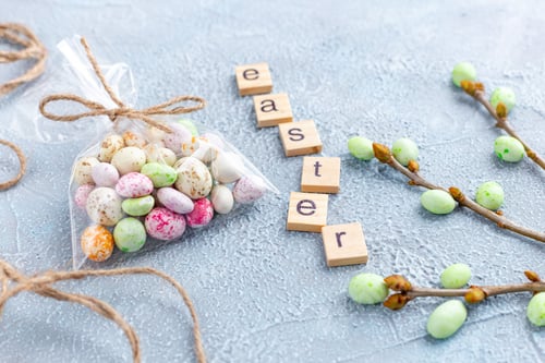 Visualização: Feliz época da Páscoa. Preparação para o feriado, embrulho de presente. Cartão comemorativo
.