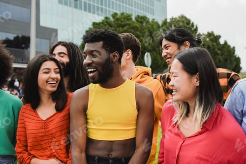 Preview: Multiracial people having fun together in the city - Diverse young friends - Community concept