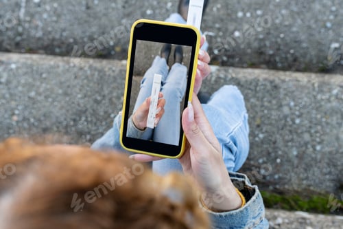 Preview: showing his negative coronavirus test, on the mobile phone screen.