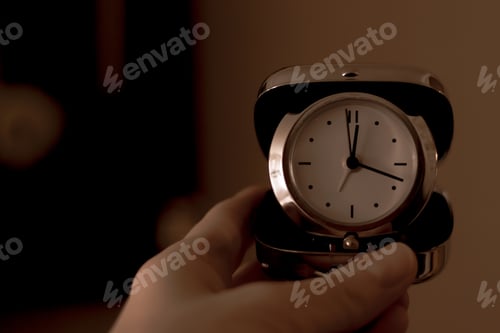 Vista previa: Reloj plegable de bolsillo en mano femenina. Concepto de tiempo