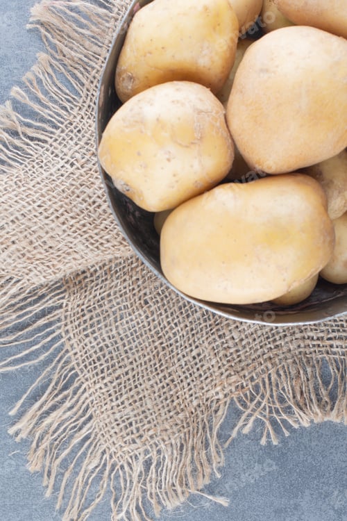 Preview: Bunch of potatoes in metal mug with burlap