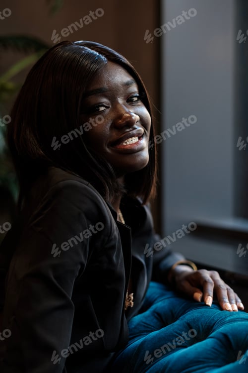 Preview: Portrait of black model looking at camera.