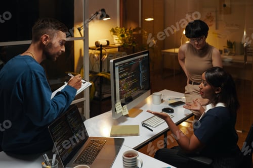 Vorschau: Entwicklerteam, das spät arbeitet