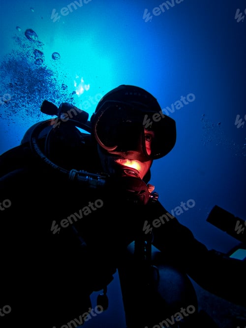 Preview: Scuba diver in action