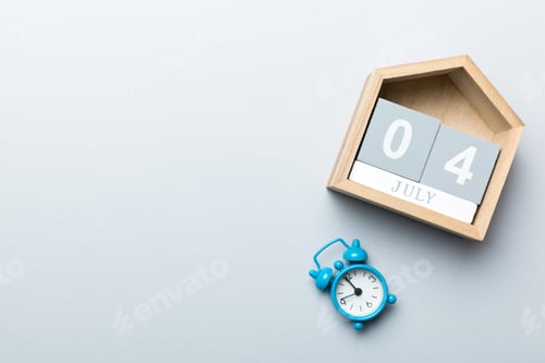 Visualização: Calendário de 4 de julho. Conceito de lembrete do Dia da Independência. Calendário de madeira com 4 de julho