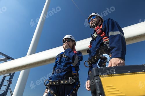 Preview: Inspection engineers a rotor blade of a wind turbine.