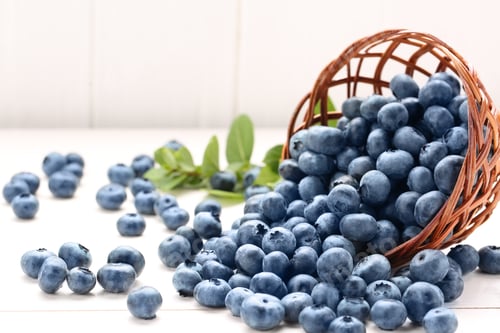 Preview: Tasty fresh blueberries on white wooden table, closeup