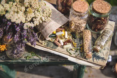 Visualização: Ervas medicinais secas na mesa. Foco seletivo
.