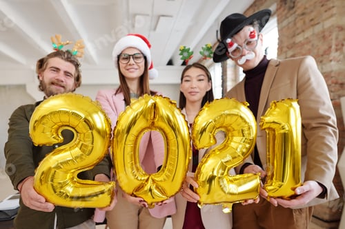 Visualização: Jovens trabalhadores de colarinho branco felizes mostrando o número do próximo ano