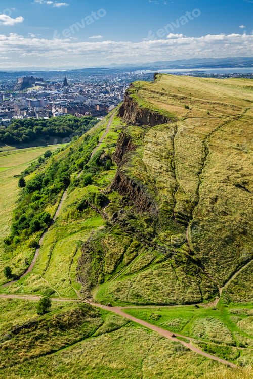 Preview: View of sunny Edinburgh from the top of Arthur Seats