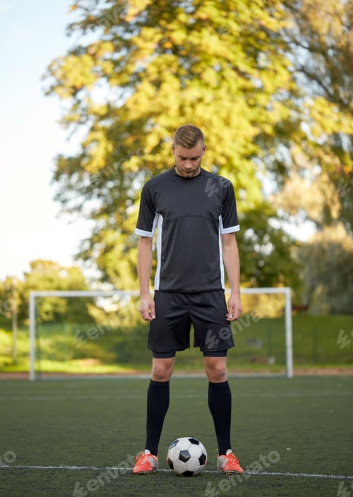 Vista previa: jugador de fútbol jugando con la pelota en el campo de fútbol