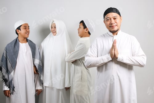 Preview: Muslim Family
